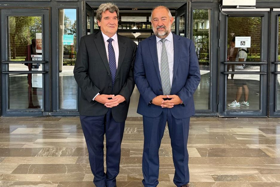 El gobernador del Banco de España y el rector de la Universidad de Castilla-La Mancha//Imagen: Banco de España.