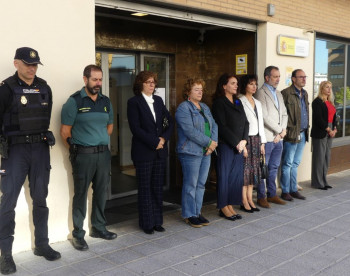 Minuto de silencio en la Subdelegación por el asesinato machista de una mujer en Málaga