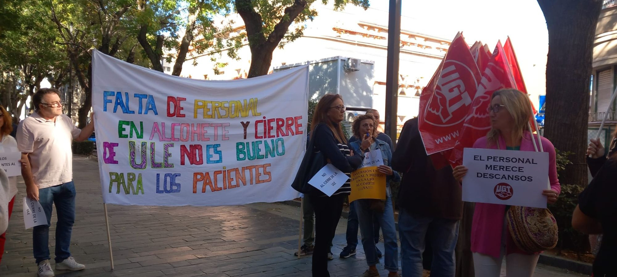 Los trabajadores de los dos dispositivos se han concentrado hoy frente a la Delegación Provincial de Sanidad.