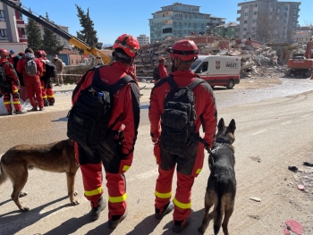 "Un ladrido, una vida": La experiencia del bombero de Guadalajara, David Hernández, y Vito en las labores de rescate de los terremotos de Turquía y Siria 
