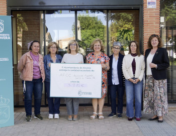 Alovera entrega su recaudación en la cena solidaria de fiestas a la Asociación Española contra el Cáncer 