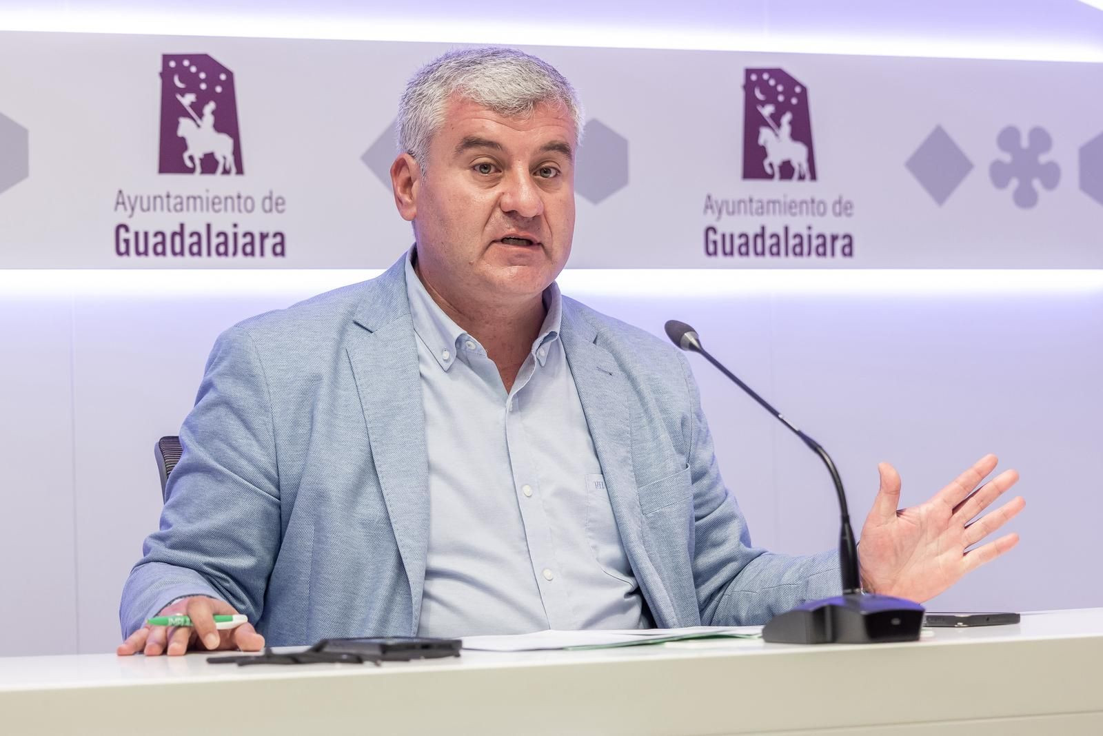 Alfonso Esteban, concejal de Hacienda, durante la rueda de prensa ofrecida esta mañana//Imagen: Ayto. Guadalajara.