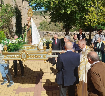 Clares canta y reza a la Virgen del Rosario pidiendo su protección