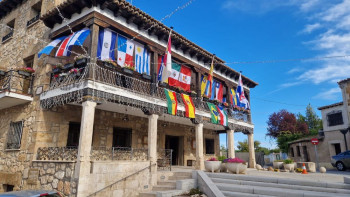 Almonacid llena su Ayuntamiento con las banderas de España e Iberoamérica en el Día de la Hispanidad