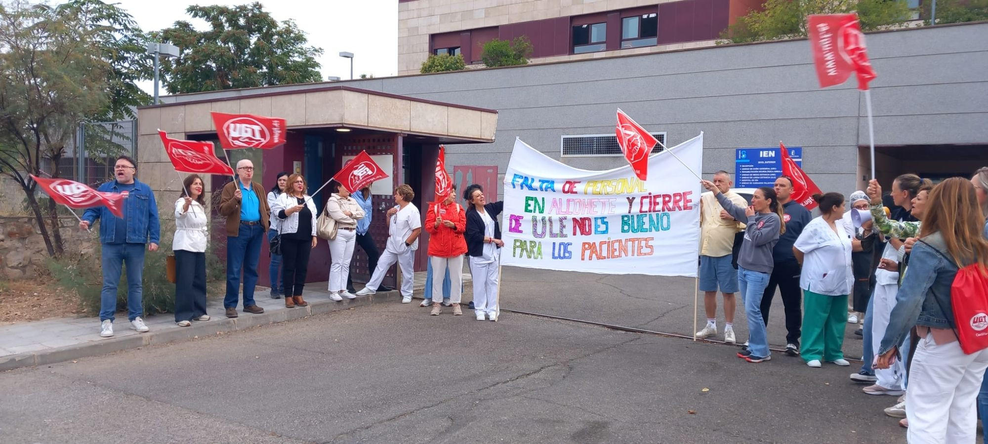 La sección de Sanidad de UGT de la ULE se han concentrado hoy a las puertas del IEN. 