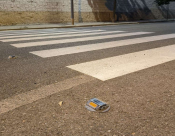 El Ayuntamiento de Cabanillas instala modernos 'captafaros' en el inicio de un proyecto de seguridad en pasos de cebra