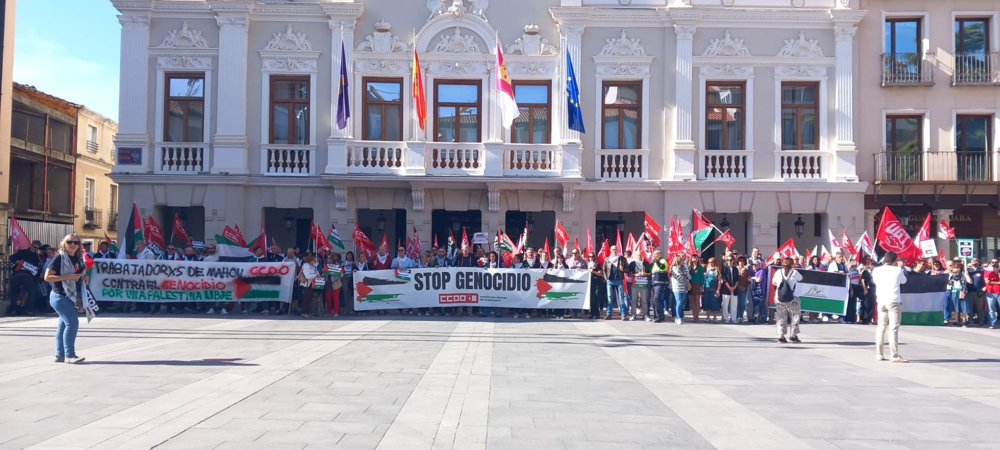 UGT y CCOO se han concentrado este mediodía en la plaza mayor//Imagen: El Decano de Guadalajara. 