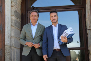 El PP de Castilla-La Mancha entrega cerca de 300 firmas a Page para pedir la derogación del Canon del Agua