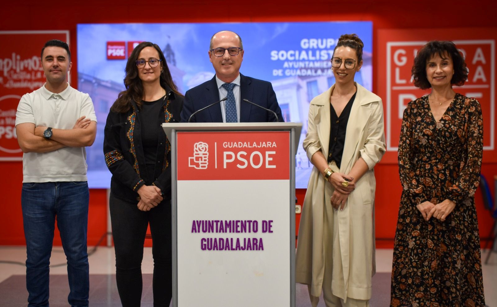 Rojo, flanqueado por algunos de los concejales del Grupo Socialista en el Ayuntamiento//Imagen: PSOE Ayto. Guadalajara.