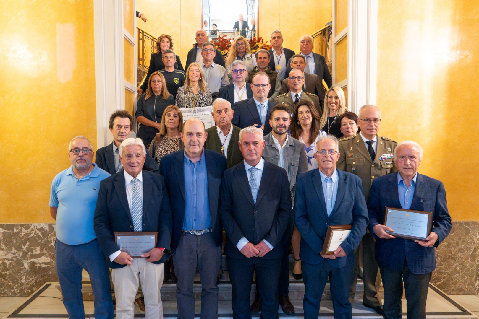 Foto de familia de los homenajeados en el Día de la Provincia 2025//Imagen: Diputación Provincial de Guadalajara.