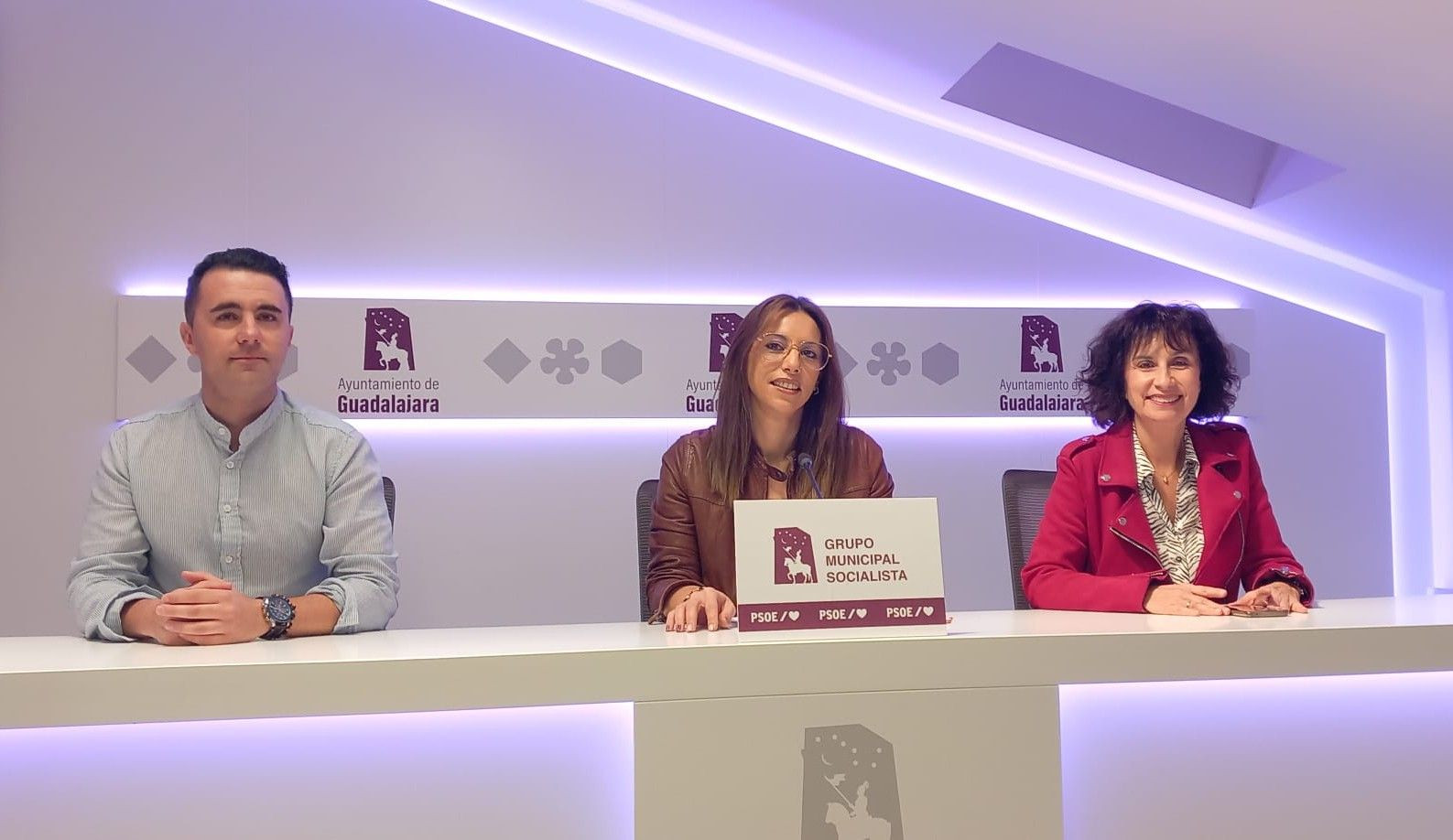 Lucía de Luz, flanqueada por Pilar Sánchez y Juan Flores, durante la rueda de prensa.