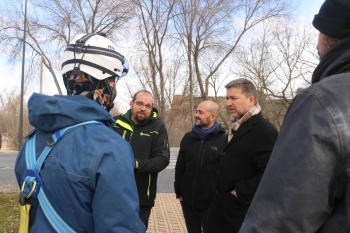 El Consistorio procede a desbrozar y retirar la vegetación en la ribera del Henares, para la correcta ejecución de la nueva iluminación del puente árabe