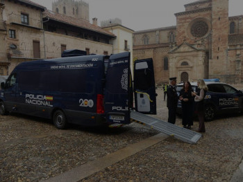 El nuevo vehículo VIDOC de la Policía Nacional acerca los servicios de documentación al medio rural de Guadalajara