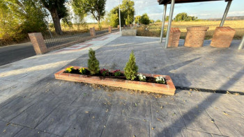 Tres días han durado las nuevas flores de temporada en las jardineras municipales de Fontanar