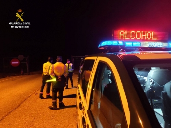 La Guardia Civil investiga a un camionero que conducía en zig-zag por la A-2, cuadriplicando la tasa de alcoholemia