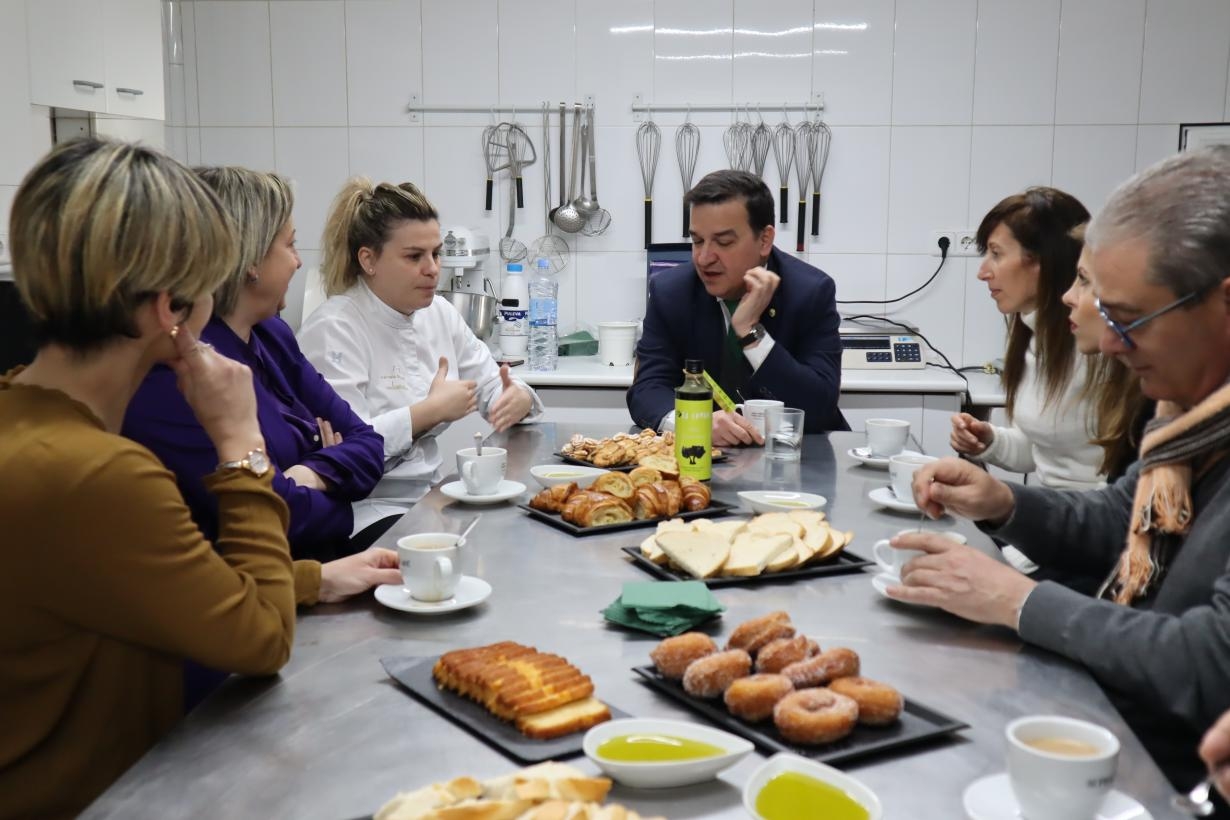 El consejero ha visitado en Pioz la pastelería de Fátima Gismero, pastelera revelación en Madrid Fusión y miembro del colectivo Mujeres en Gastronomía, 