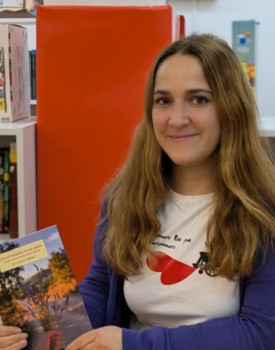 Ana Ortega presenta en la Biblioteca de Dávalos el libro 'Con el corazón en un puño'