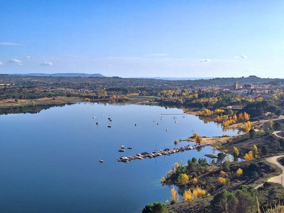 Fotografía de archivo del embalse de Entrepeñas hace un año. Imagen: Oficina de Turismo de Sacedón