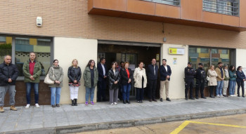 Minuto de silencio para condenar el asesinato machista de una mujer en Murcia