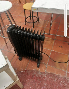 Las Escuelas de la Cotilla se 'preparan' para el invierno: sin calefacción, reparten radiadores por las aulas