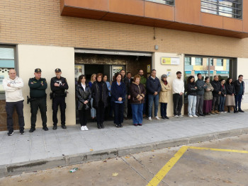Minuto de silencio en la Subdelegación del Gobierno por el asesinato machista de una mujer en Zaragoza
