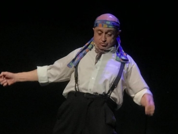 Pepe Viyuela hizo reír y sufrir al público que abarrotó el auditorio del Multiusos de Valdeluz 