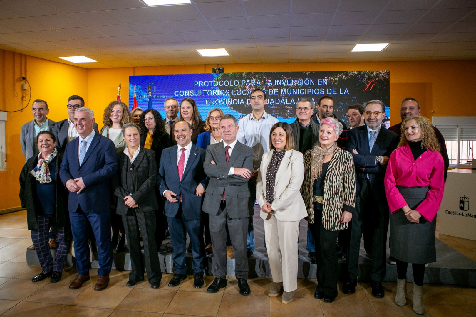 Foto de familia tras la firma del protocolo en Tórtola de Henares//Imágen: Piedad López/JCCM.
