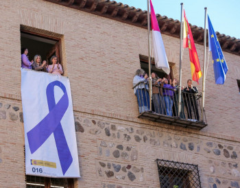 Milagros Tolón despliega el lazo morado contra la violencia machista