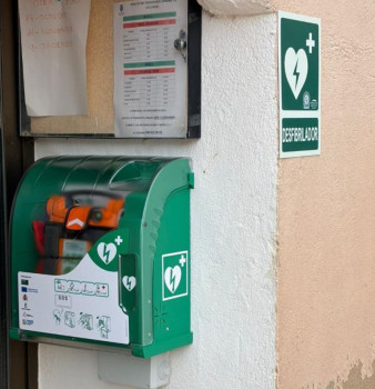 Las ayudas Leader de Fadeta facilitan la instalación de 30 desfibriladores en pueblos de la comarca 