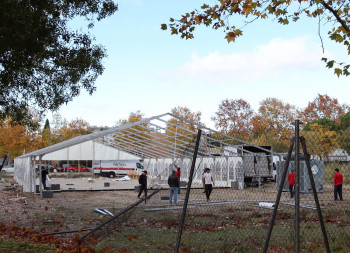 Comienza la instalación de la pista de hielo frente al Centro de Ocio Río Henares de Azuqueca