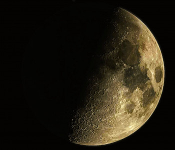 AstroGuada invita este viernes 28 a descubrir los montes, fallas, cumbres, mares y cráteres lunares 