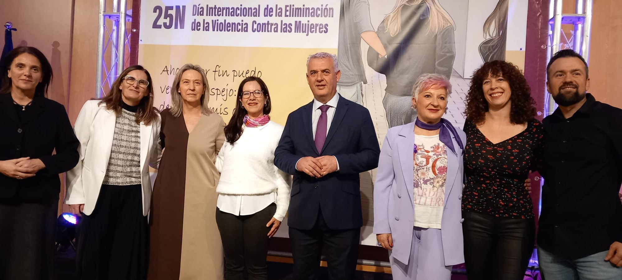 Los representantes de las cuatro instituciones, junto a la ganadora del certamen de relatos cortos y miembros de Los Ratones.