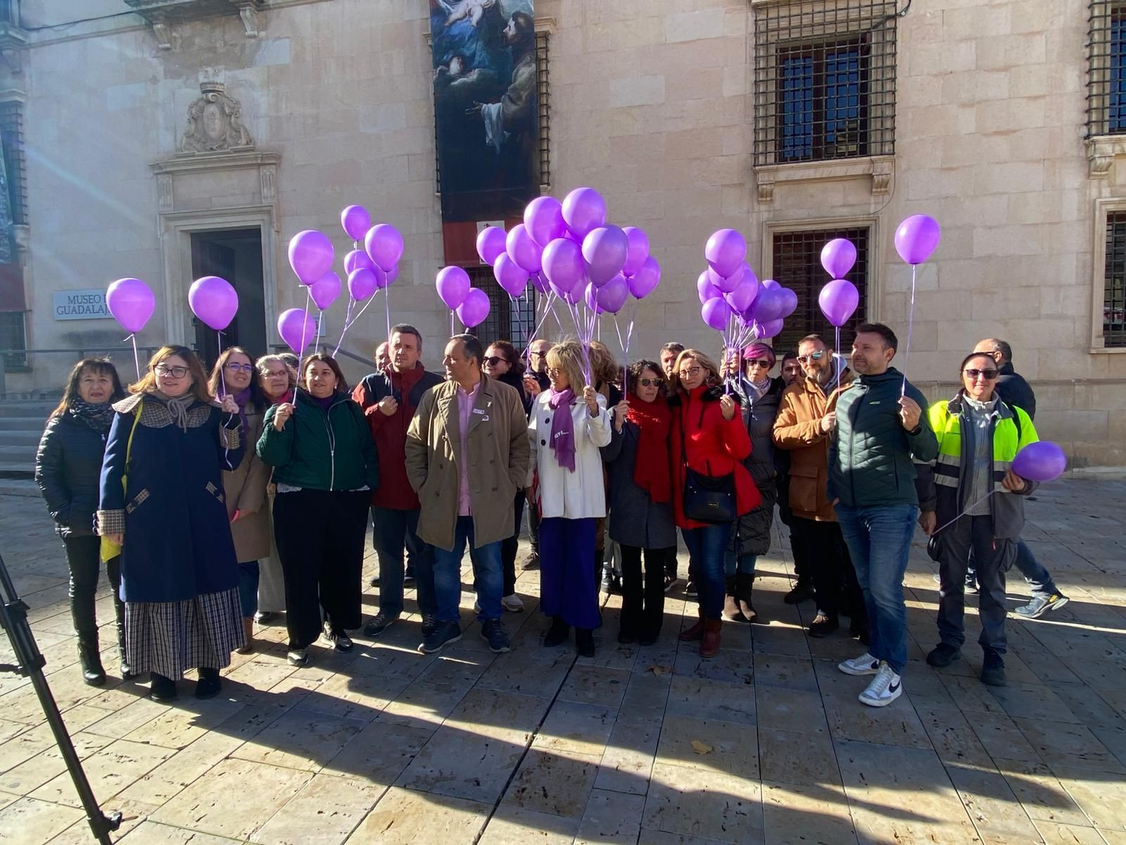 Concentración ante la sede de UGT, hoy, en Guadalajara//Imagen: Prensa UGT CLM.