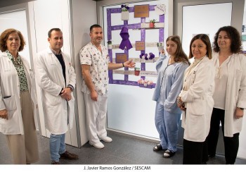Los niños del Aula Hospitalaria ‘La Pecera’ crean un jardín vertical contra la violencia de género