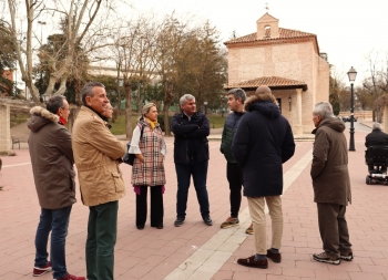 Guarinos mantiene un encuentro con miembros de la Asociación de Vecinos Ferial, Panteón y Adyacentes