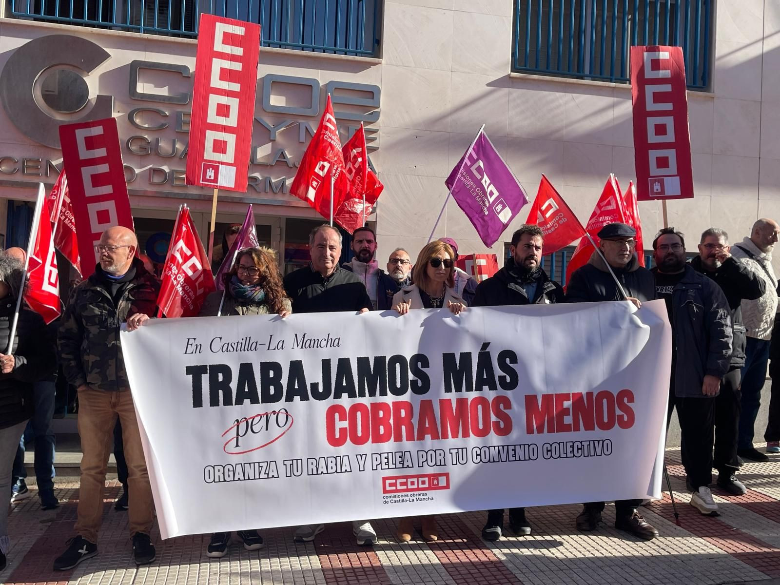 CCOO se ha concentrado esta mañana frente a la sede de CEOE-Cepyme Guadalajara//Imagen: CCOO CLM.