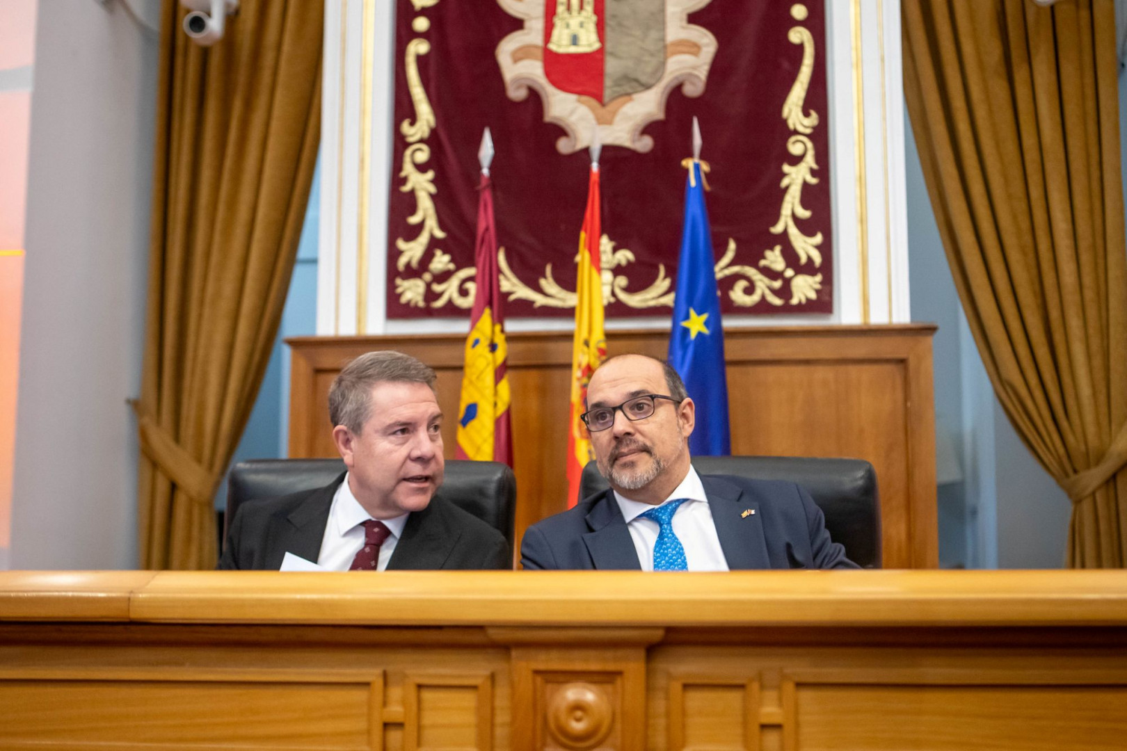 El jefe del Gobierno autonómico, junto al presidente de las Cortes Regionales, presidió ayer en Toledo el acto institucional del Día de la Constitución//Imágenes: Piedad López/JCCM.