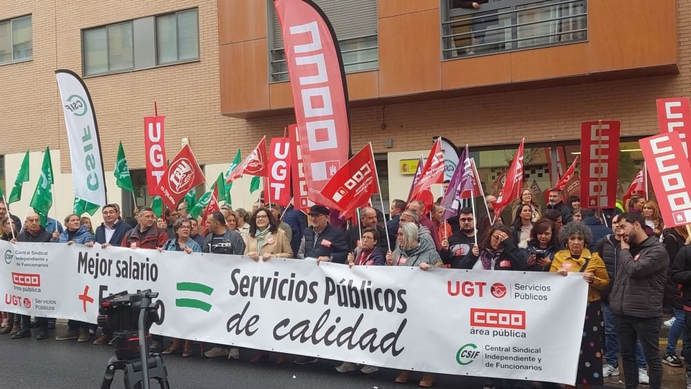 Los funcionarios de Guadalajara, convocados por CCOO, UGT y CSIF en Castilla-La Mancha, se concentraban el pasado mes de octubre a las puertas de la Subdelegación de Gobierno para reclamar mejoras salariales. Imagen: El Decano