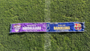 La locura del Dépor-Barça. Continúan las colas y se agotan las bufandas 'coperas' 