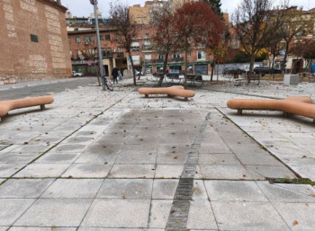 El PSOE recoge la denuncia de un vecino sobre el abandono de la Plaza Mártires Carmelitas de Guadalajara