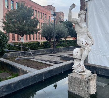 Arreglado el tridente de Neptuno tras el último acto de vandalismo de una de las esculturas más valiosas de la ciudad