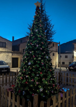 El Árbol de Navidad de Peralejos de las Truchas: El emblema de una comunidad