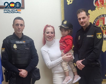 La Policía Nacional de Guadalajara ayuda a salvar la vida de una niña de dos años