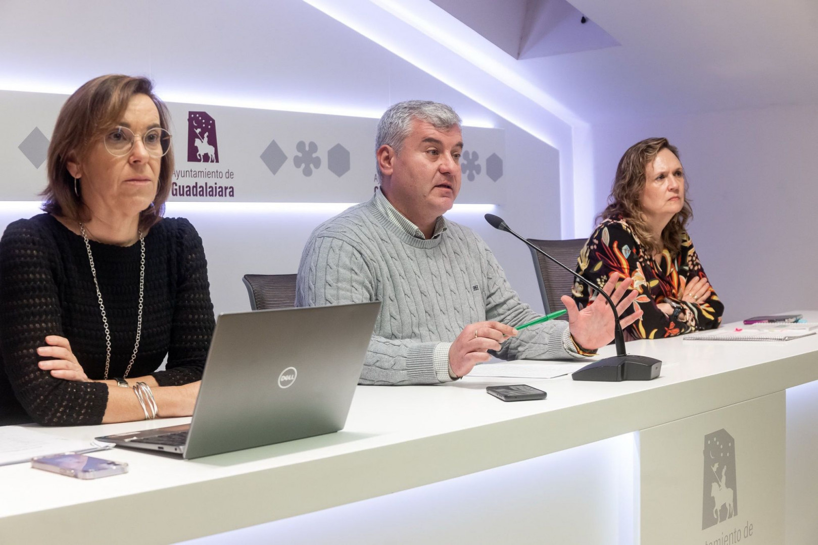 El concejal, junto a las jefas de área y de servicio de Urbanismo//Imagen: Ayuntamiento de Guadalajara.