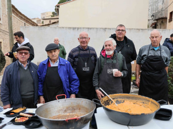 El sabor de la tradición llena la Plaza de los Cuatro Caños en el XII Concurso de Gachas de Pastrana