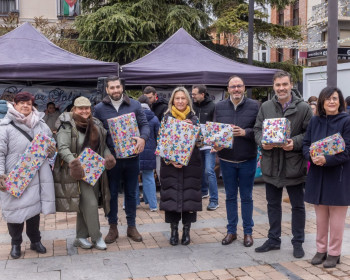 La Calle Mayor Solidaria asegura juguetes para 350 niños en la mañana de Reyes