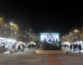 Cabanillas estrenó su 'VI Mercado Navideño de Fantasía', con más de 20 puestos, artesanía local y mucho rock