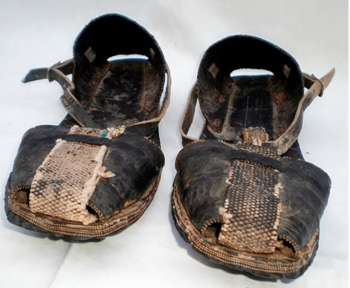 Par de abarcas//Imagen: Ángel Castaño con IA Dall-e.