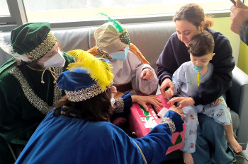 Los niños ingresados en el Hospital entregan sus deseos de Reyes a los Pajes Reales