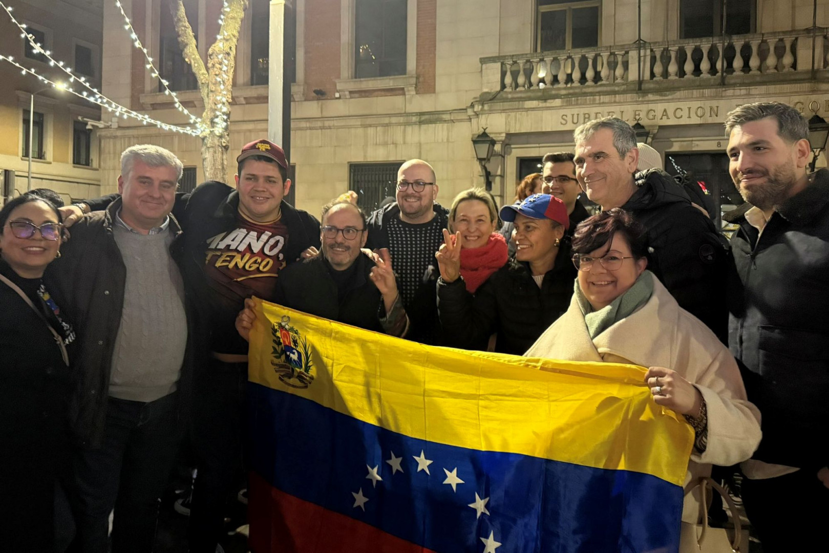 La alcaldesa, acompañada por concejales y la 'plana mayor' del PP en la concentración de venezolanos del sábado//Imagen: Ana Guarinos X. 